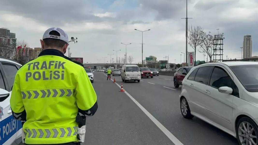 Trafik canavarlarına kötü haber! Yeni trafik cezaları dudak uçuklatıyor: Hangi ceza ne kadar zamlandı? 11